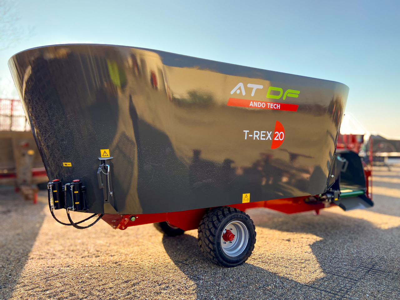 Ando Tech Futtermischwagen / Feed mixer / Melangeuse / Carro di alimentazione / Remolque alimentador / Кормораздатчик / Wóz paszowy T-REX 24 m3 - Misturadora Alimentadora: foto 1 Ando Tech Futtermischwagen / Feed mixer / Melangeuse / Carro di alimentazione / Remolque alimentador / Кормораздатчик / Wóz paszowy T-REX 24 m3 - Misturadora Alimentadora: foto 1
