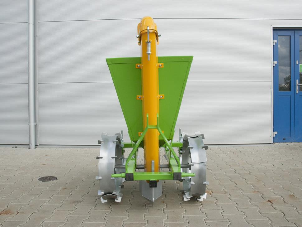 Bomet Kartoffelpflanzmaschine / Potato planter / Planteuse de pomme de terre / Piantapatate / Sadzarka ziemniaków - Semeador de batatas: foto 1 Bomet Kartoffelpflanzmaschine / Potato planter / Planteuse de pomme de terre / Piantapatate / Sadzarka ziemniaków - Semeador de batatas: foto 1
