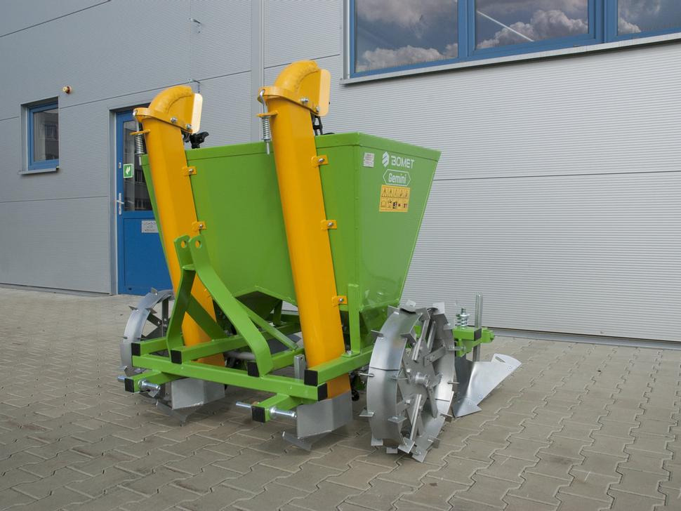Bomet Kartoffelpflanzmaschine / Potato planter / Planteuse de pomme de terre / Piantapatate / Sadzarka ziemniaków - Semeador de batatas: foto 1 Bomet Kartoffelpflanzmaschine / Potato planter / Planteuse de pomme de terre / Piantapatate / Sadzarka ziemniaków - Semeador de batatas: foto 1
