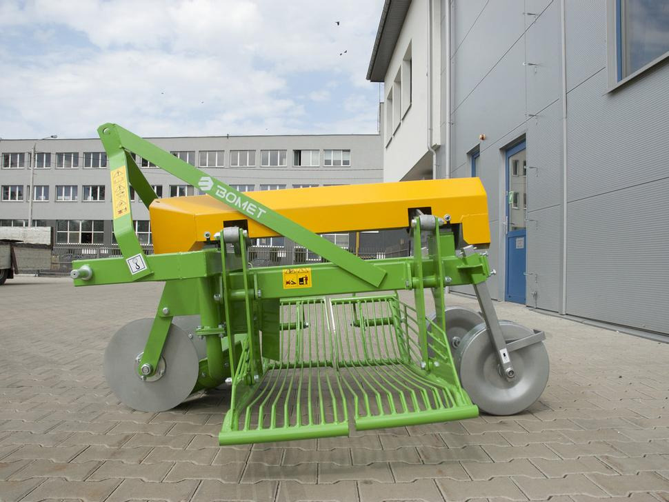 Bomet Siebkettenroder / Potato digger / Arracheuse de pomme de terre / Scavapatate / Однорядная картофельная копалка / Kopaczka do ziemniaków Ursa Z655 - Colheitadeira de batatas: foto 3 Bomet Siebkettenroder / Potato digger / Arracheuse de pomme de terre / Scavapatate / Однорядная картофельная копалка / Kopaczka do ziemniaków Ursa Z655 - Colheitadeira de batatas: foto 3