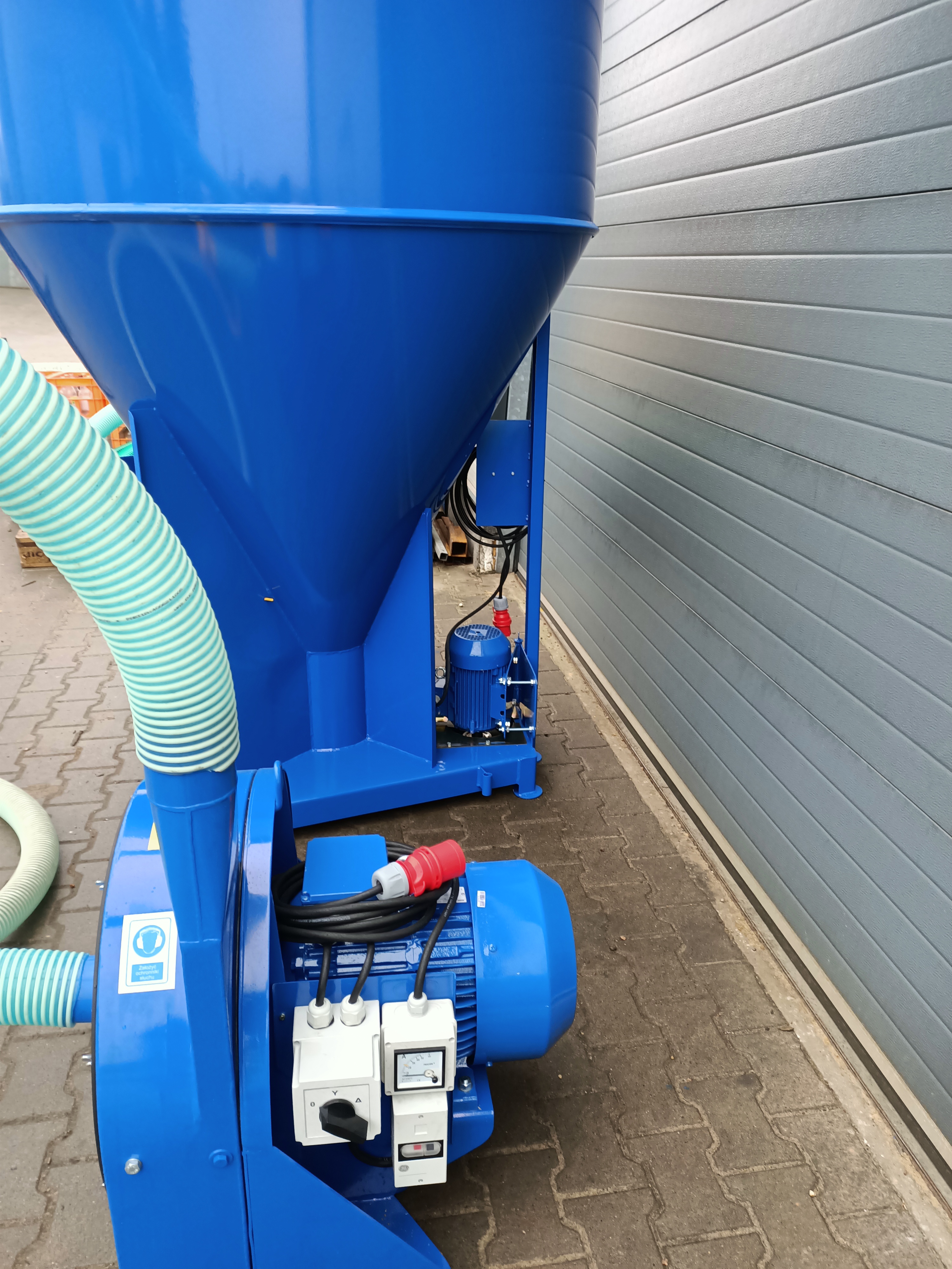 Equipamento de gado nuevo Dozamech Getreidemischanlage / Feed mixer / Melangeuse de fourrage / Miscelatore di mangime / Кормосмеситель / Mieszalnik H-033/2 1000 kg: foto 16