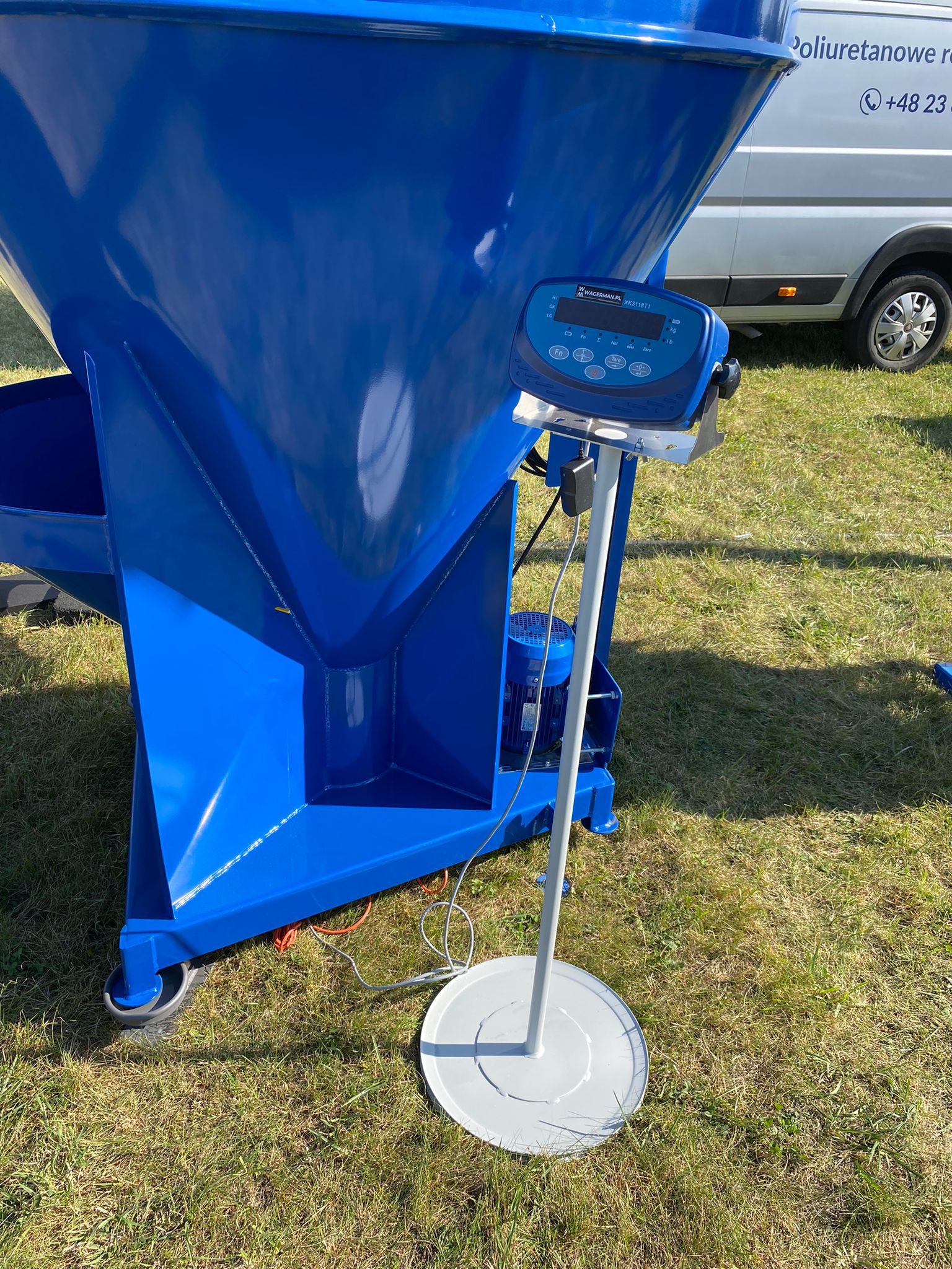 Equipamento de gado nuevo Dozamech Getreidemischanlage / Feed mixer / Melangeuse de fourrage / Miscelatore di mangime / Кормосмеситель / Mieszalnik H-033/2 1000 kg: foto 6
