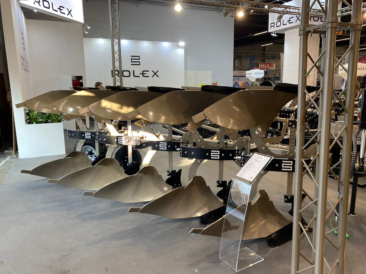 ROLEX Volldrehpflug / Rotary plough / Charrue réversible / Aratro reversibile / Оборотный плуг / Pług obrotowy 3+1 - Arado: foto 1 ROLEX Volldrehpflug / Rotary plough / Charrue réversible / Aratro reversibile / Оборотный плуг / Pług obrotowy 3+1 - Arado: foto 1