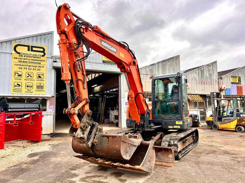 Doosan DX80R PELLE A CHENILLES 8,5T - Escavadora de rastos: foto 1 Doosan DX80R PELLE A CHENILLES 8,5T - Escavadora de rastos: foto 1