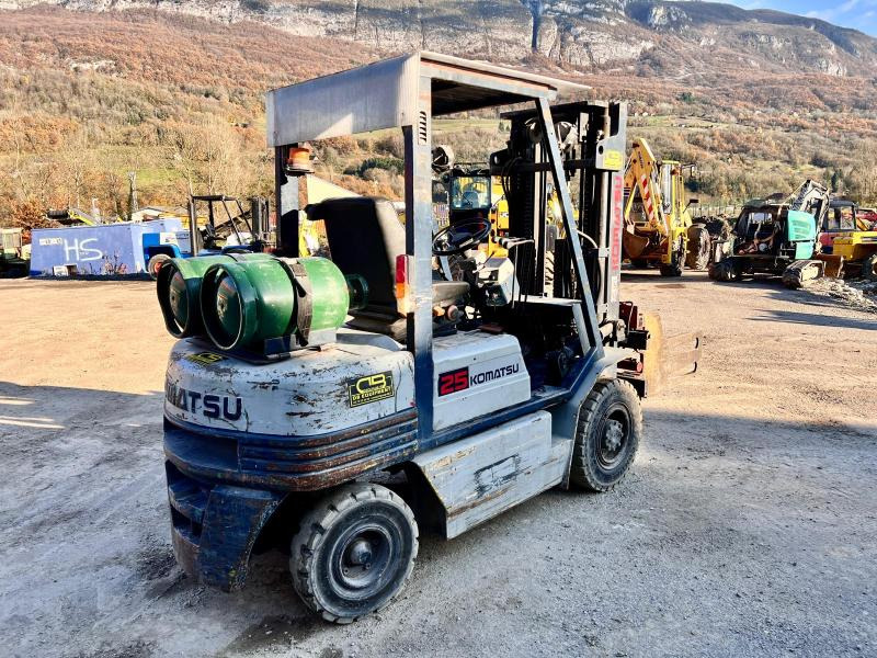 KOMATSU Chariot élévateur à gaz FG25T-11E (AVEC PINCE) - Empilhadeira a gás: foto 3 KOMATSU Chariot élévateur à gaz FG25T-11E (AVEC PINCE) - Empilhadeira a gás: foto 3