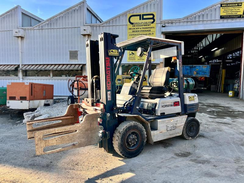 KOMATSU Chariot élévateur à gaz FG25T-11E (AVEC PINCE) - Empilhadeira a gás: foto 1 KOMATSU Chariot élévateur à gaz FG25T-11E (AVEC PINCE) - Empilhadeira a gás: foto 1