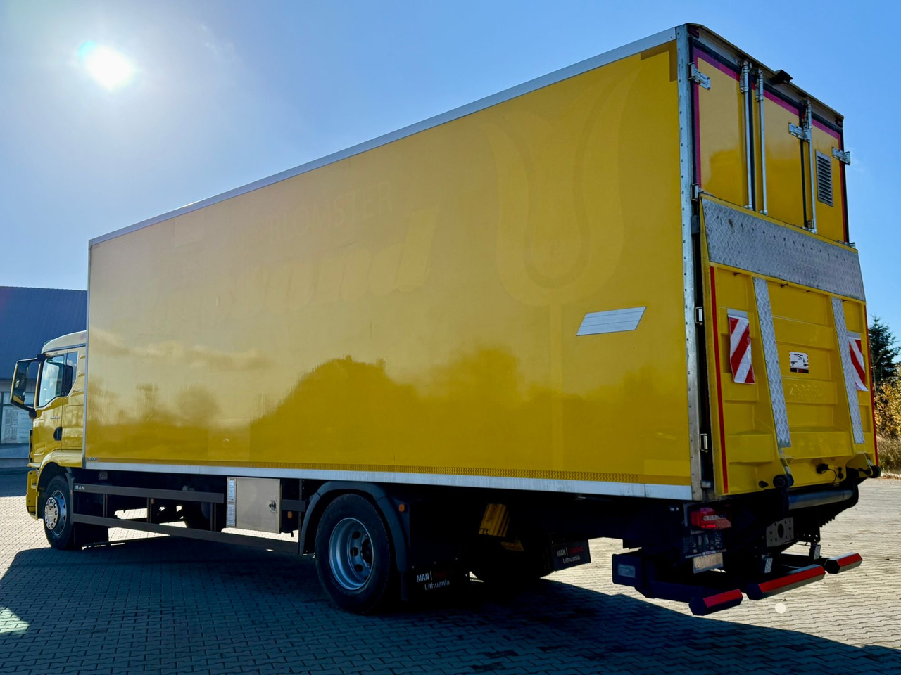 MAN 18.320 / IZOTERMA / GRZANA / WINDA / 20 EUROPALET / AUTOMAT / 170 TYŚ KM / 2021 R / SYPIALKA / CAŁY NA PODUSZKACH / SPROWADZONY / JAK NOWY - Caminhão isotérmico: foto 3 MAN 18.320 / IZOTERMA / GRZANA / WINDA / 20 EUROPALET / AUTOMAT / 170 TYŚ KM / 2021 R / SYPIALKA / CAŁY NA PODUSZKACH / SPROWADZONY / JAK NOWY - Caminhão isotérmico: foto 3