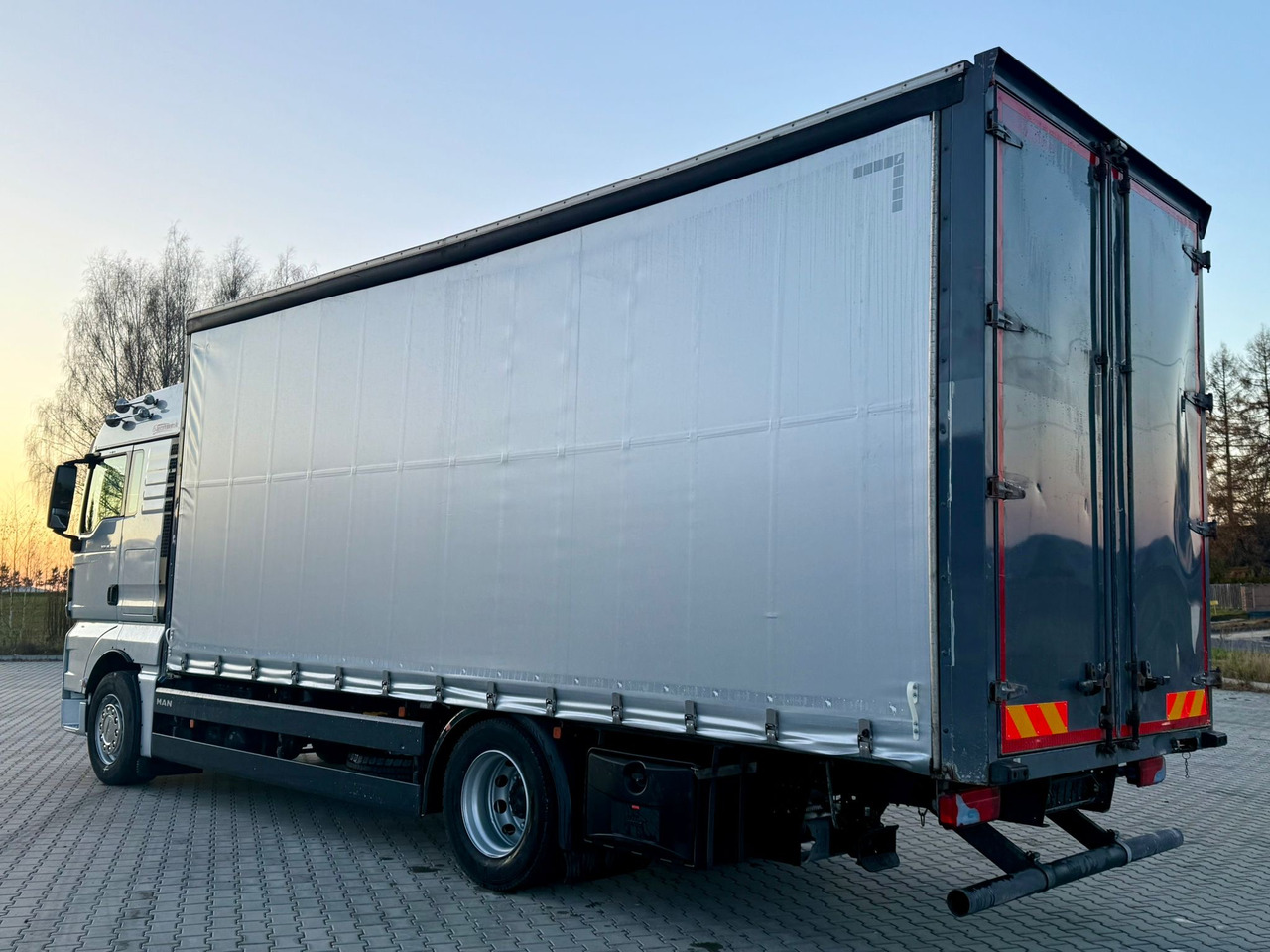 MAN TGX 18.400 / FIRANKA / KONTENER / NISKI PRZEBIEG / EURO 6 / AUTOMAT / SYPIALKA / 2016 ROK - Caminhão com lona: foto 5 MAN TGX 18.400 / FIRANKA / KONTENER / NISKI PRZEBIEG / EURO 6 / AUTOMAT / SYPIALKA / 2016 ROK - Caminhão com lona: foto 5