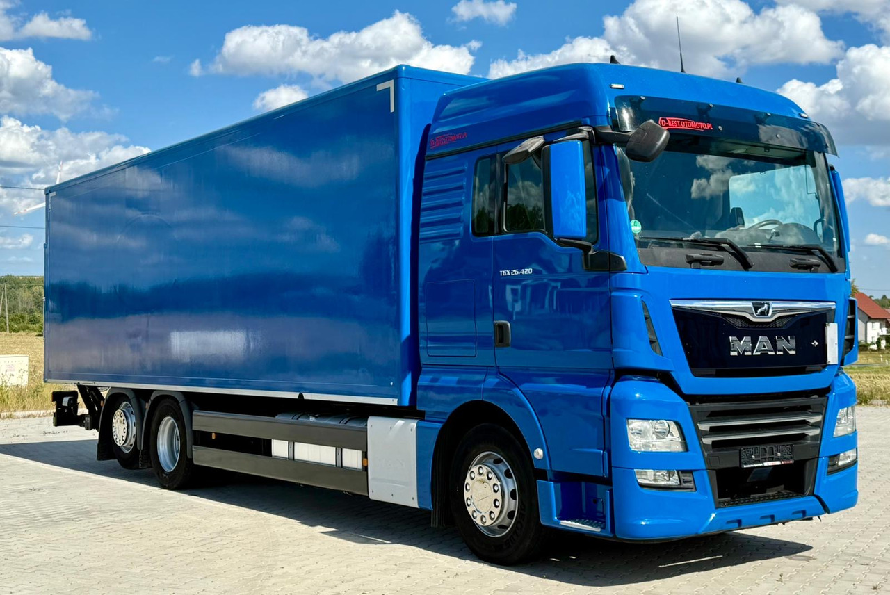 MAN TGX 26.420 / KONTENER / WINDA / 8.5 M DŁUGOŚCI / 21 EUROPALET / 6x2 / 3 OŚ PODNOSZONA I SKRĘTNA / ŁADOWNOŚĆ 14 415 KG / 2018 ROK / Z NIEMIEC - Caminhão furgão: foto 1 MAN TGX 26.420 / KONTENER / WINDA / 8.5 M DŁUGOŚCI / 21 EUROPALET / 6x2 / 3 OŚ PODNOSZONA I SKRĘTNA / ŁADOWNOŚĆ 14 415 KG / 2018 ROK / Z NIEMIEC - Caminhão furgão: foto 1