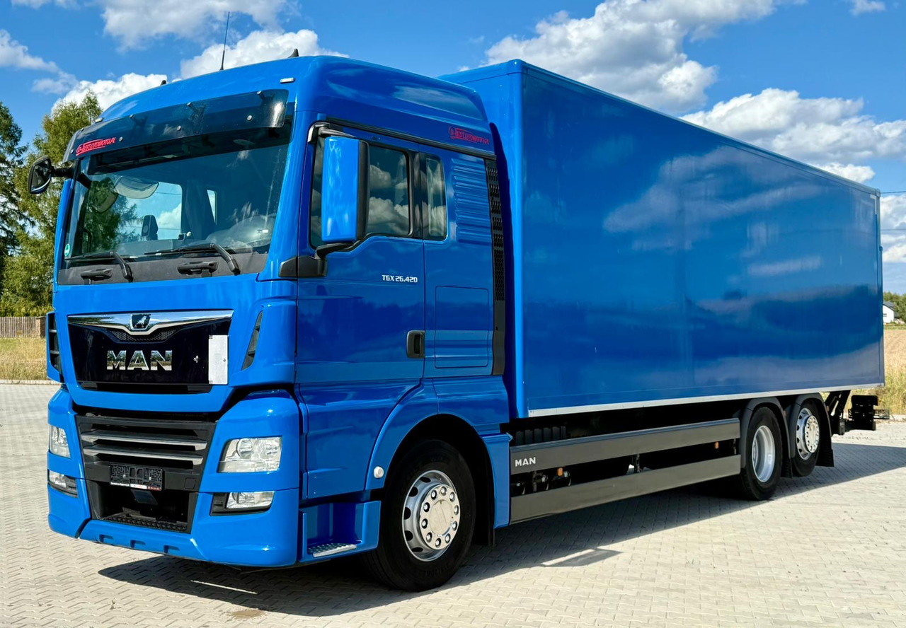MAN TGX 26.420 / KONTENER / WINDA / 8.5 M DŁUGOŚCI / 21 EUROPALET / 6x2 / 3 OŚ PODNOSZONA I SKRĘTNA / ŁADOWNOŚĆ 14 415 KG / 2018 ROK / Z NIEMIEC - Caminhão furgão: foto 2 MAN TGX 26.420 / KONTENER / WINDA / 8.5 M DŁUGOŚCI / 21 EUROPALET / 6x2 / 3 OŚ PODNOSZONA I SKRĘTNA / ŁADOWNOŚĆ 14 415 KG / 2018 ROK / Z NIEMIEC - Caminhão furgão: foto 2