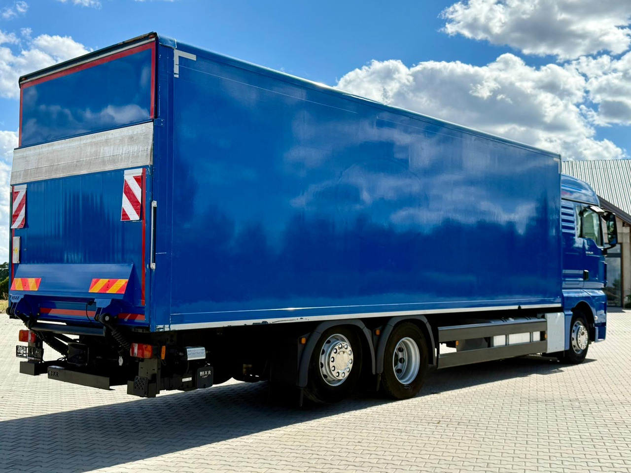 MAN TGX 26.420 / KONTENER / WINDA / 8.5 M DŁUGOŚCI / 21 EUROPALET / 6x2 / 3 OŚ PODNOSZONA I SKRĘTNA / ŁADOWNOŚĆ 14 415 KG / 2018 ROK / Z NIEMIEC - Caminhão furgão: foto 3 MAN TGX 26.420 / KONTENER / WINDA / 8.5 M DŁUGOŚCI / 21 EUROPALET / 6x2 / 3 OŚ PODNOSZONA I SKRĘTNA / ŁADOWNOŚĆ 14 415 KG / 2018 ROK / Z NIEMIEC - Caminhão furgão: foto 3