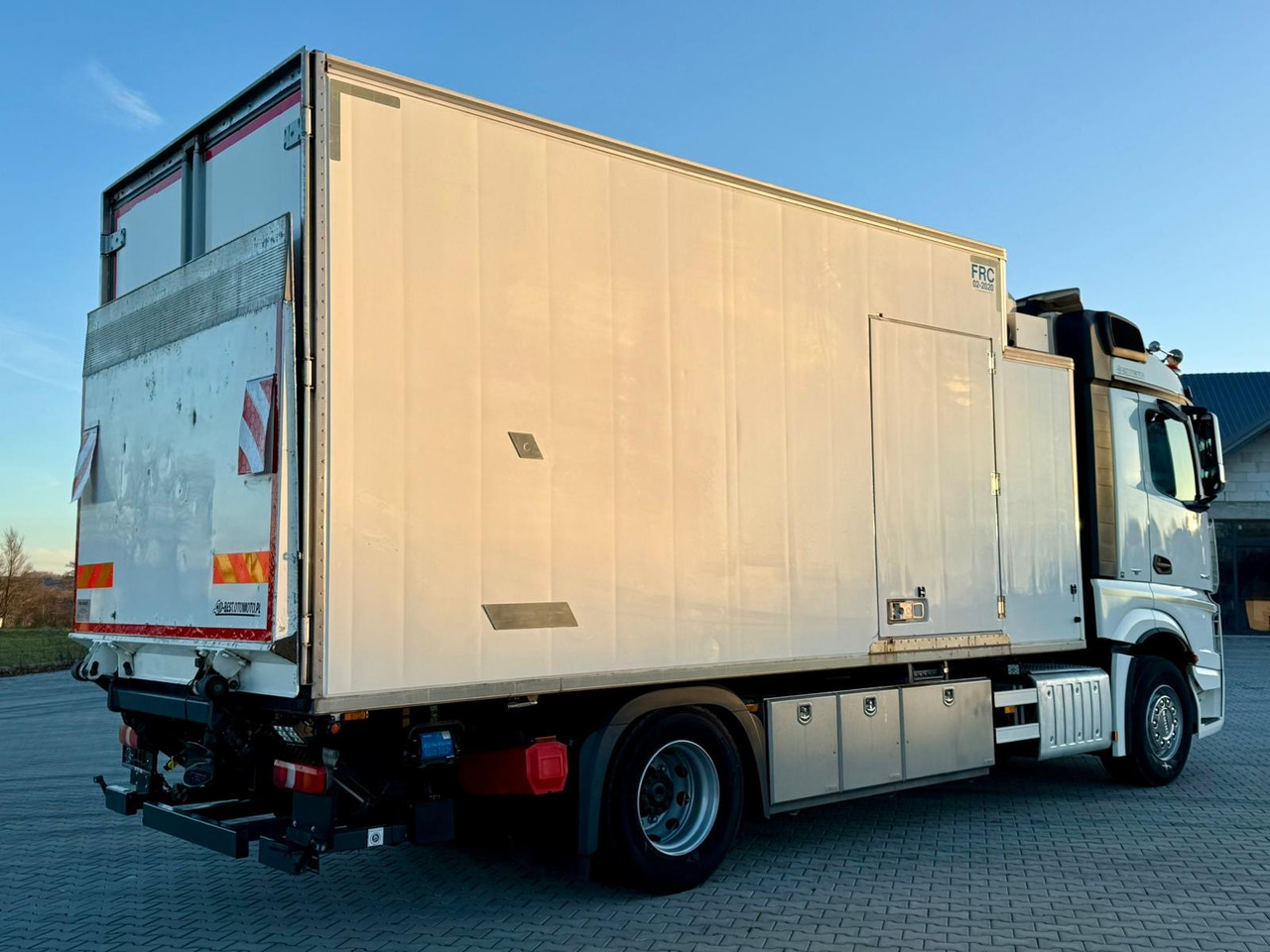 MERCEDES-BENZ ACTROS 1840 / CHŁODNIA / WINDA / 15 EUROPALET / 6.10 M DŁUGOŚCI / DUŻA KABINA / AUTOMAT / SPROWADZONY / SERWISOWANY / EURO 6 - Caminhão frigorífico: foto 3 MERCEDES-BENZ ACTROS 1840 / CHŁODNIA / WINDA / 15 EUROPALET / 6.10 M DŁUGOŚCI / DUŻA KABINA / AUTOMAT / SPROWADZONY / SERWISOWANY / EURO 6 - Caminhão frigorífico: foto 3