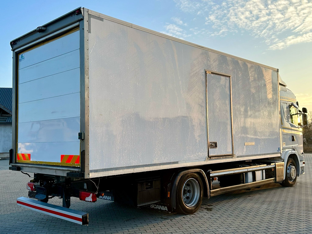 SCANIA G360 / IZOTERMA / 6.8 M DŁUGOŚCI / AUTOMAT / CAŁA NA PODUSZKACH / KLIMA POSTOJOWA / ELEKTRYCZNA ROLETA TYŁ / SYPIALKA - Caminhão isotérmico: foto 3 SCANIA G360 / IZOTERMA / 6.8 M DŁUGOŚCI / AUTOMAT / CAŁA NA PODUSZKACH / KLIMA POSTOJOWA / ELEKTRYCZNA ROLETA TYŁ / SYPIALKA - Caminhão isotérmico: foto 3