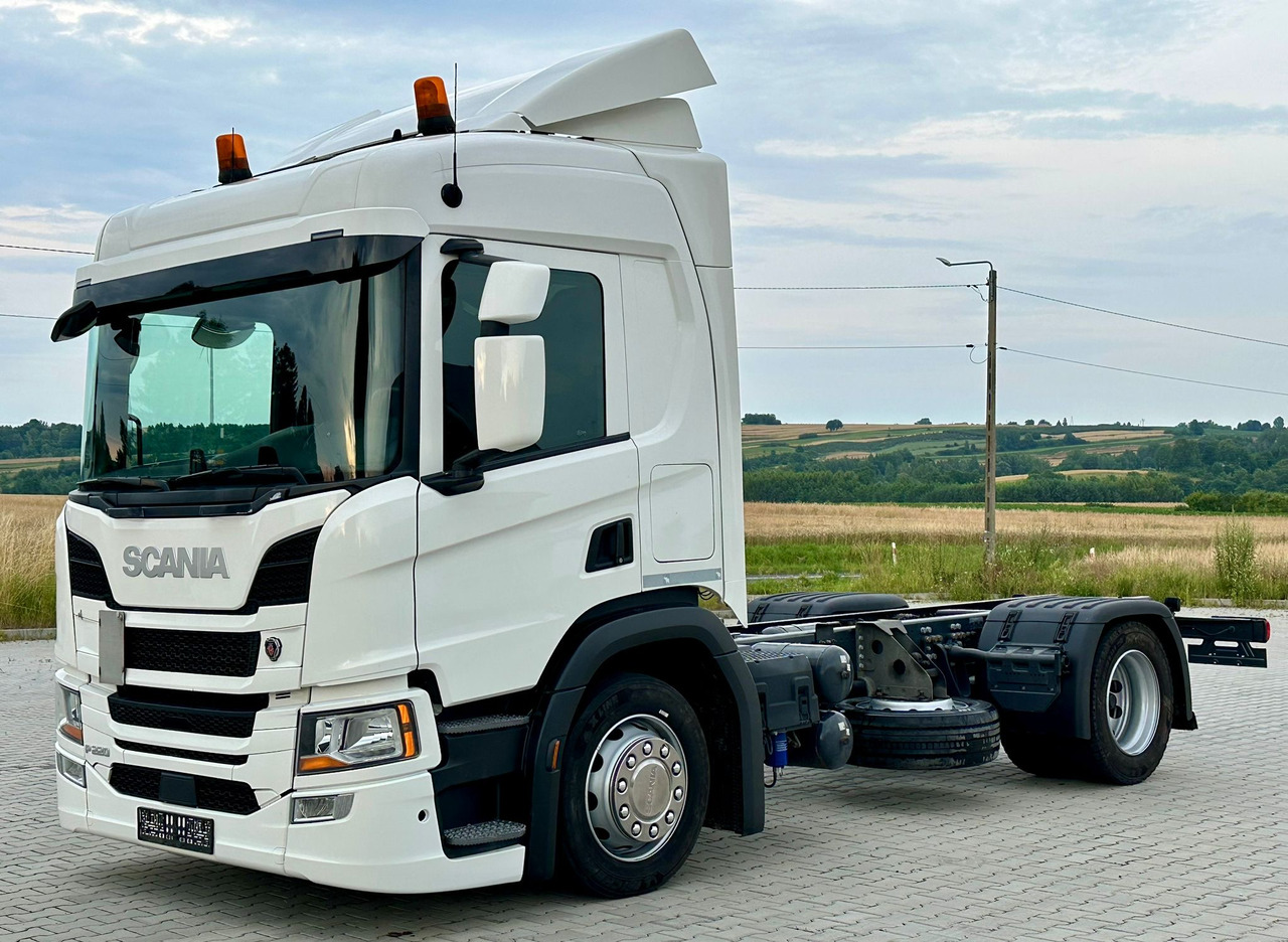 SCANIA P220 / RAMA DO ZABUDOWY / ROZSTAW OSI 3.90 M / SILNIK 6 / WYWROTKA / BECZKA / HAKOWIEC / UTRZYMANIE DRÓG / AUTOMAT / 2019 ROK / NISKI PRZEBIEG - Caminhão chassi: foto 2 SCANIA P220 / RAMA DO ZABUDOWY / ROZSTAW OSI 3.90 M / SILNIK 6 / WYWROTKA / BECZKA / HAKOWIEC / UTRZYMANIE DRÓG / AUTOMAT / 2019 ROK / NISKI PRZEBIEG - Caminhão chassi: foto 2