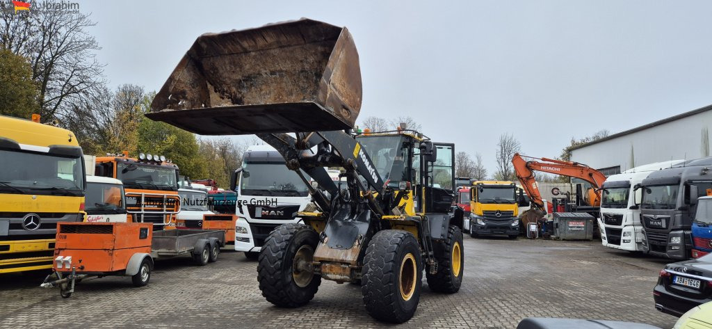 Komatsu WA 250 Zustand technisch ok, optisch 3-4 Unterlagen vorhanden - Carregadeira de rodas: foto 1 Komatsu WA 250 Zustand technisch ok, optisch 3-4 Unterlagen vorhanden - Carregadeira de rodas: foto 1