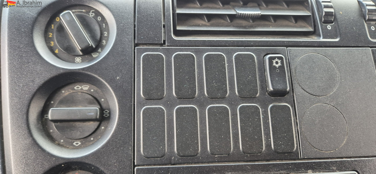 Mercedes-Benz 823 LBW | Radstand 4900 mm | 7.2 m Pritsche Klima | 3 Pedals - Furgão de toldo: foto 2 Mercedes-Benz 823 LBW | Radstand 4900 mm | 7.2 m Pritsche Klima | 3 Pedals - Furgão de toldo: foto 2