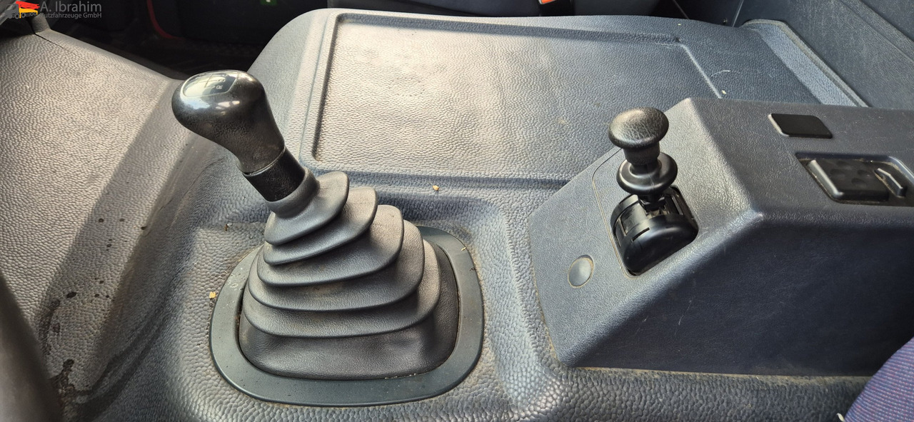 Mercedes-Benz 823 LBW | Radstand 4900 mm | 7.2 m Pritsche Klima | 3 Pedals - Furgão de toldo: foto 3 Mercedes-Benz 823 LBW | Radstand 4900 mm | 7.2 m Pritsche Klima | 3 Pedals - Furgão de toldo: foto 3