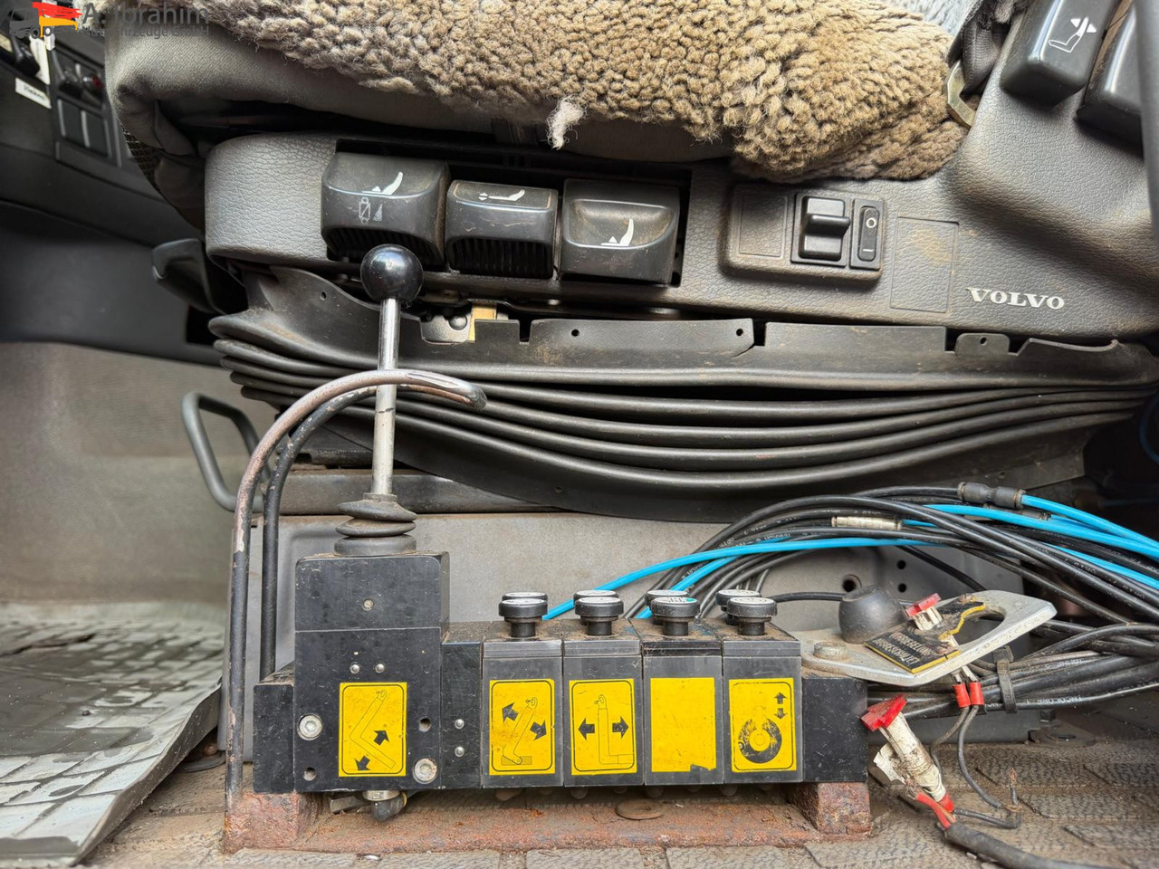 Volvo FH12-420 8x2 Fahrzeugpapiere Schweiz - Caminhão polibenne: foto 4 Volvo FH12-420 8x2 Fahrzeugpapiere Schweiz - Caminhão polibenne: foto 4