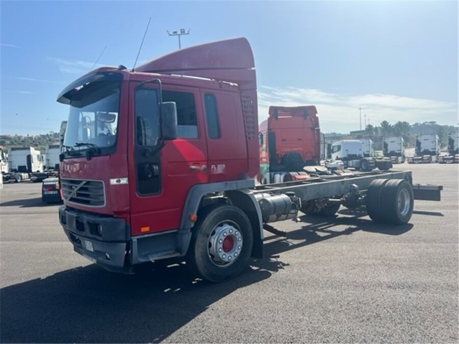 Caminhão chassi Volvo FL250: foto 1
