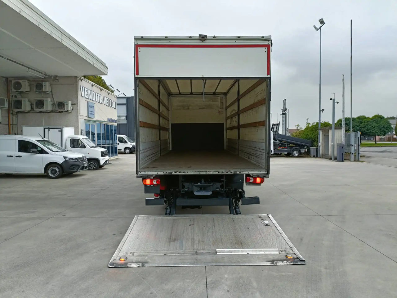 IVECO EUROCARGO 120E25P - Caminhão com lona: foto 5 IVECO EUROCARGO 120E25P - Caminhão com lona: foto 5