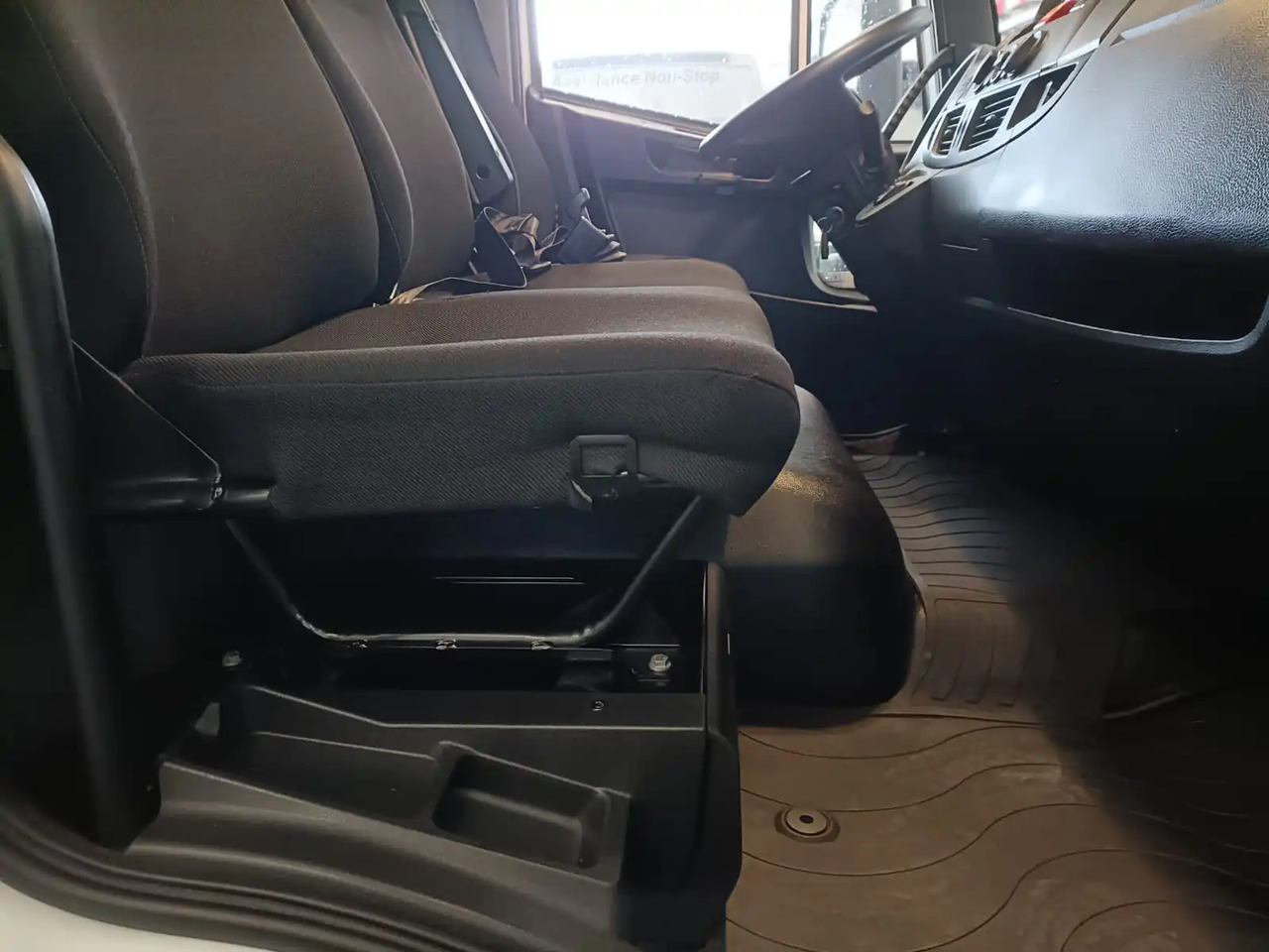 Caminhão com lona IVECO EUROCARGO 120E25P: foto 9