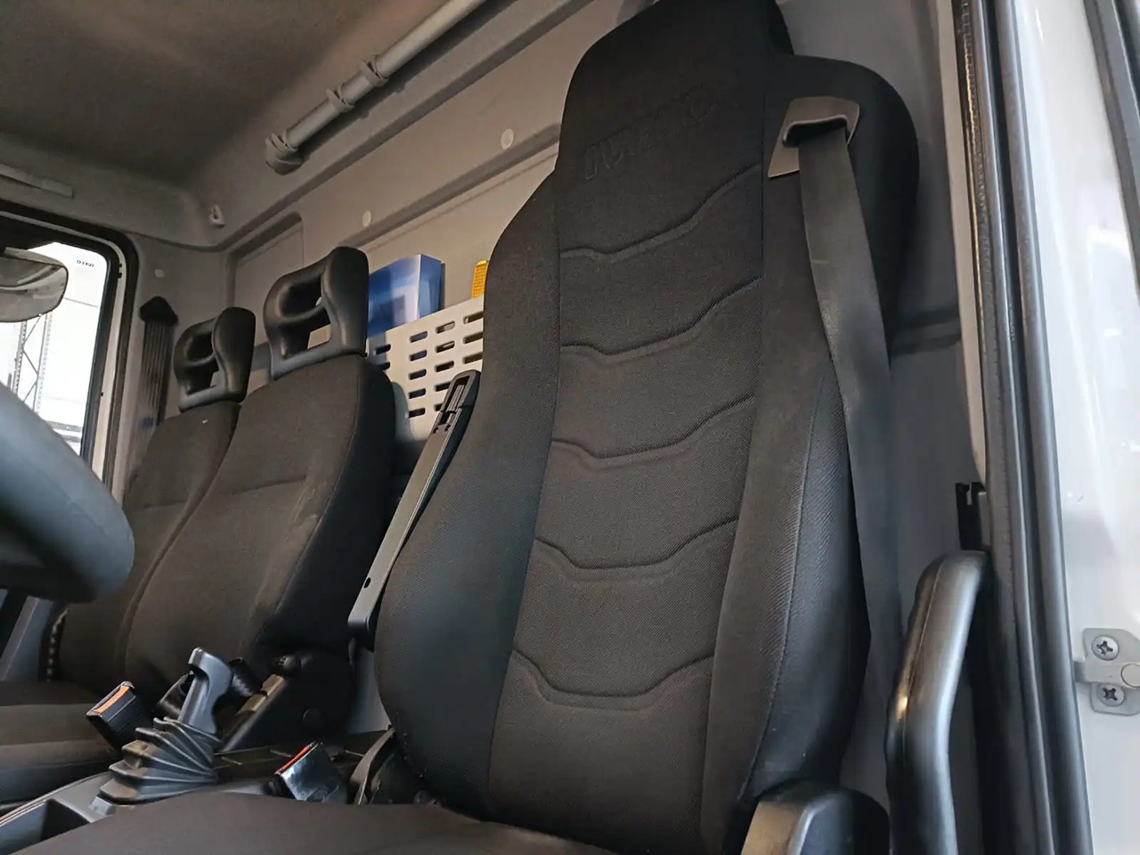 Caminhão com lona IVECO EUROCARGO 120E25P: foto 11