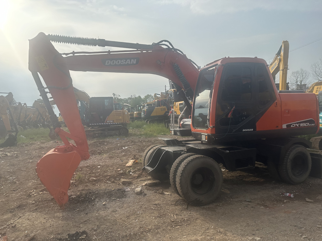 Doosan DX150W-9C - Escavadeira de rodas: foto 1 Doosan DX150W-9C - Escavadeira de rodas: foto 1