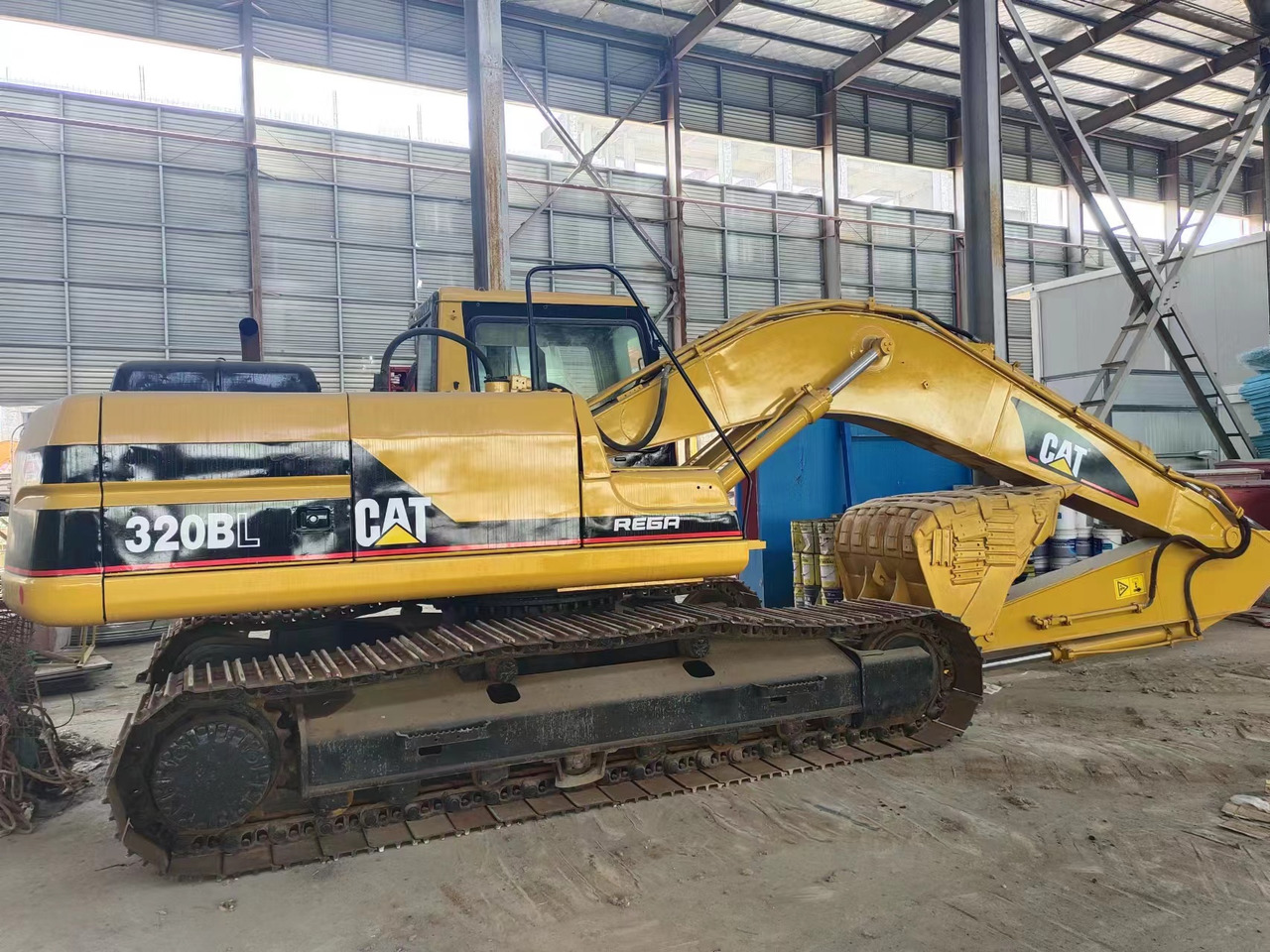 CATERPILLAR 320BL - Escavadora de rastos: foto 1 CATERPILLAR 320BL - Escavadora de rastos: foto 1