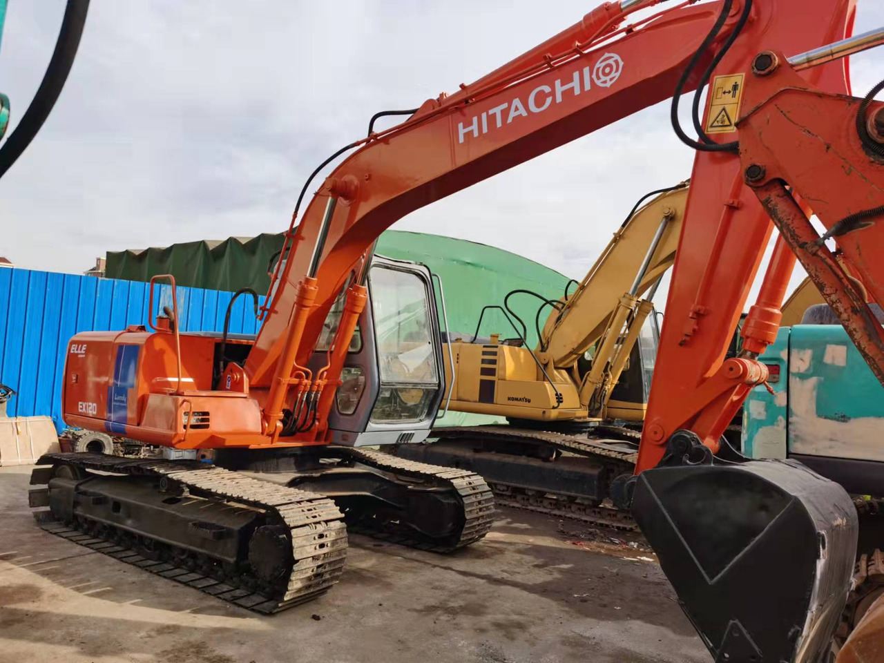 HITACHI EX120-2 - Escavadora de rastos: foto 1 HITACHI EX120-2 - Escavadora de rastos: foto 1