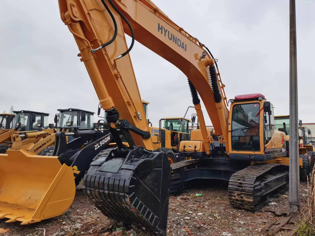 HYUNDAI 305LC-9T 220LC-9S - Escavadora de rastos: foto 1 HYUNDAI 305LC-9T 220LC-9S - Escavadora de rastos: foto 1