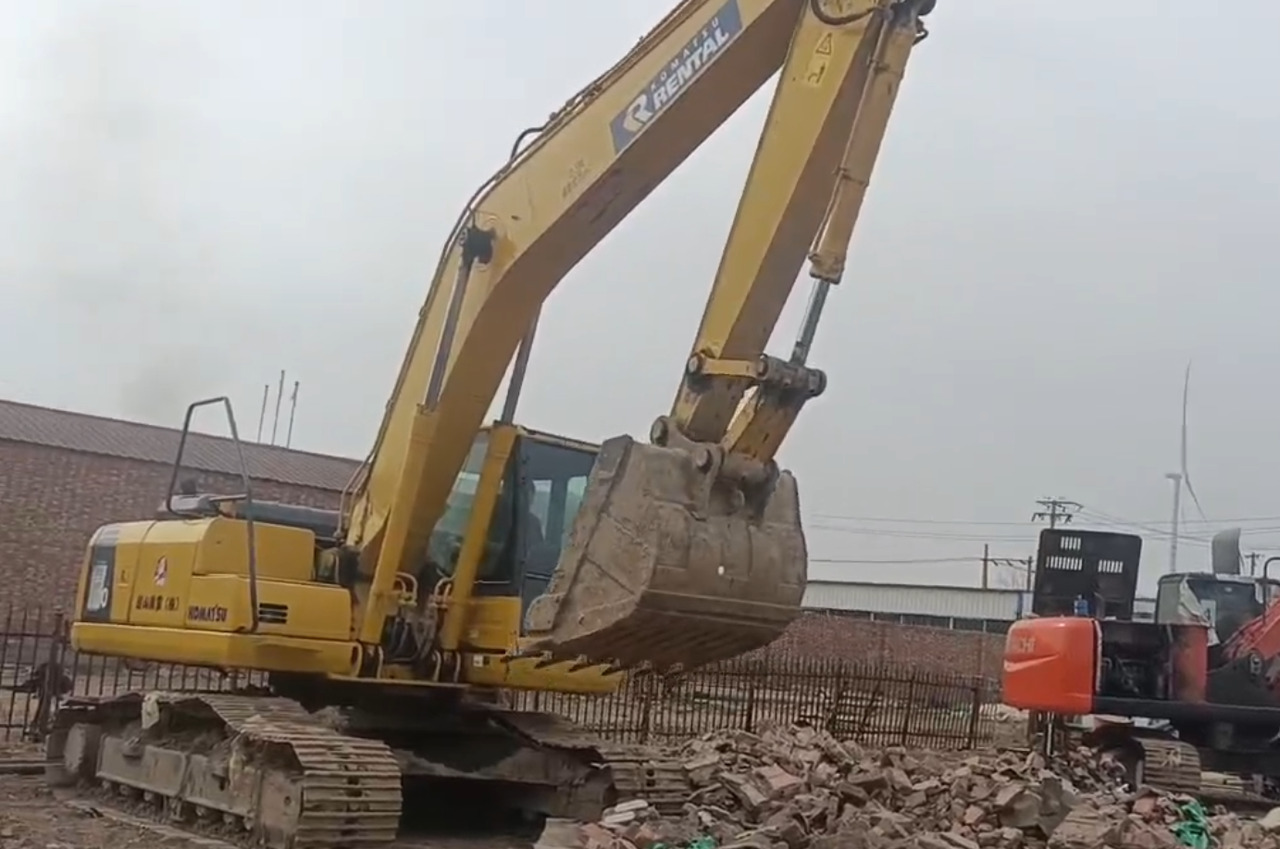 KOMATSU PC200-8N1 - Escavadora de rastos: foto 1 KOMATSU PC200-8N1 - Escavadora de rastos: foto 1