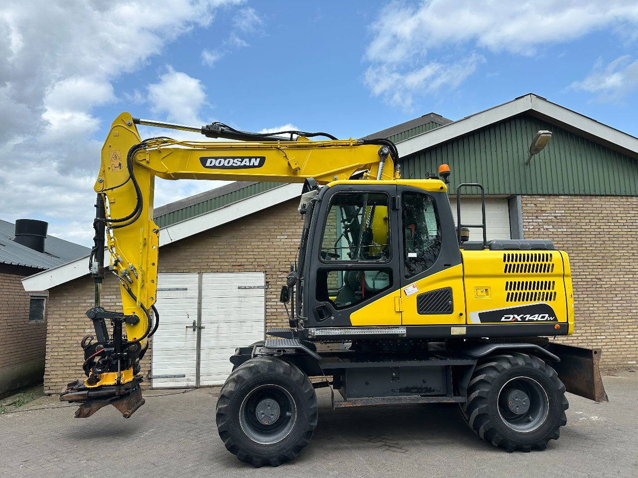 Doosan DX140W-5 - Escavadeira de rodas: foto 1 Doosan DX140W-5 - Escavadeira de rodas: foto 1