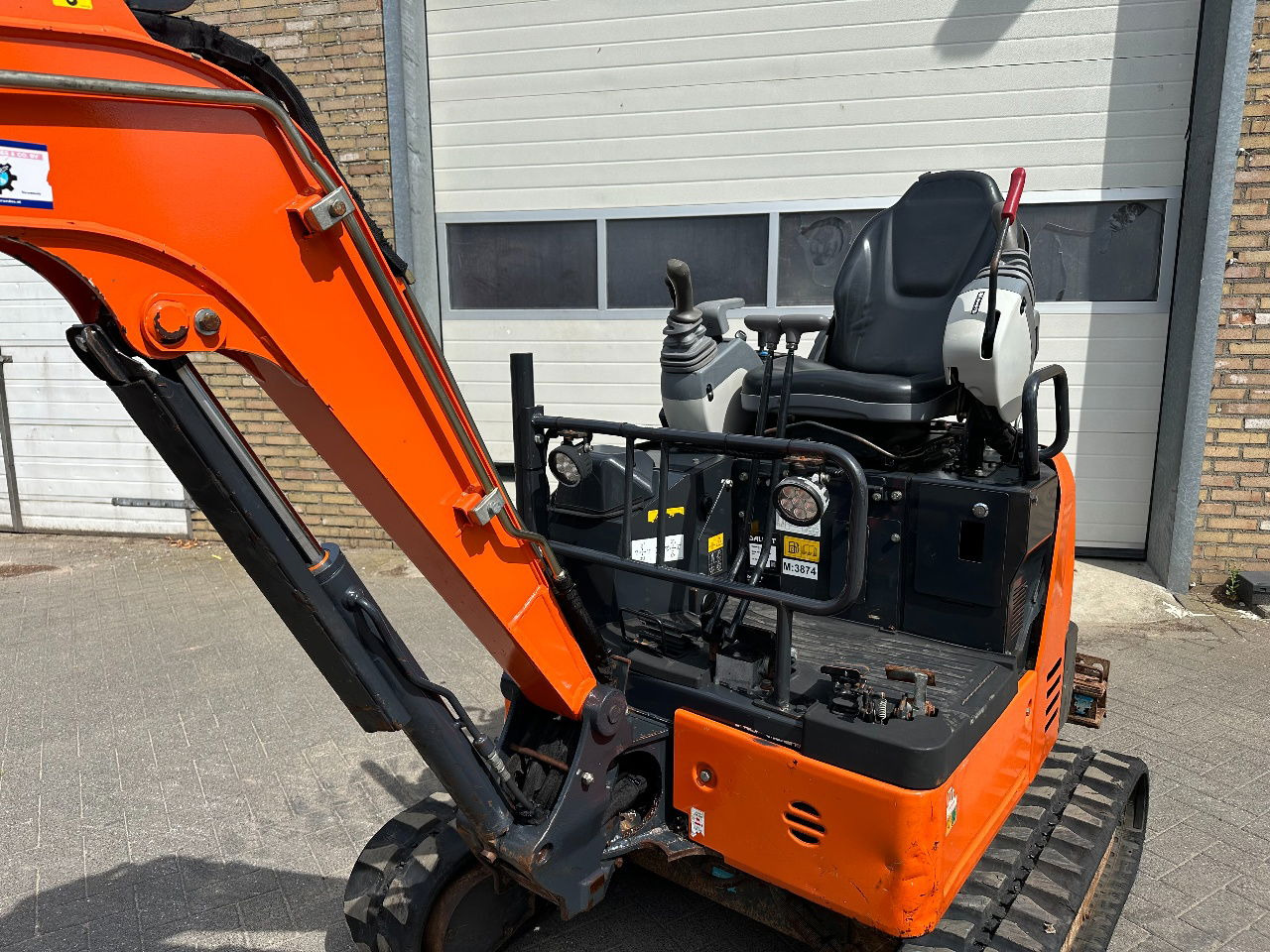 Hitachi ZX19U-6 YR - Mini escavadeira: foto 2 Hitachi ZX19U-6 YR - Mini escavadeira: foto 2