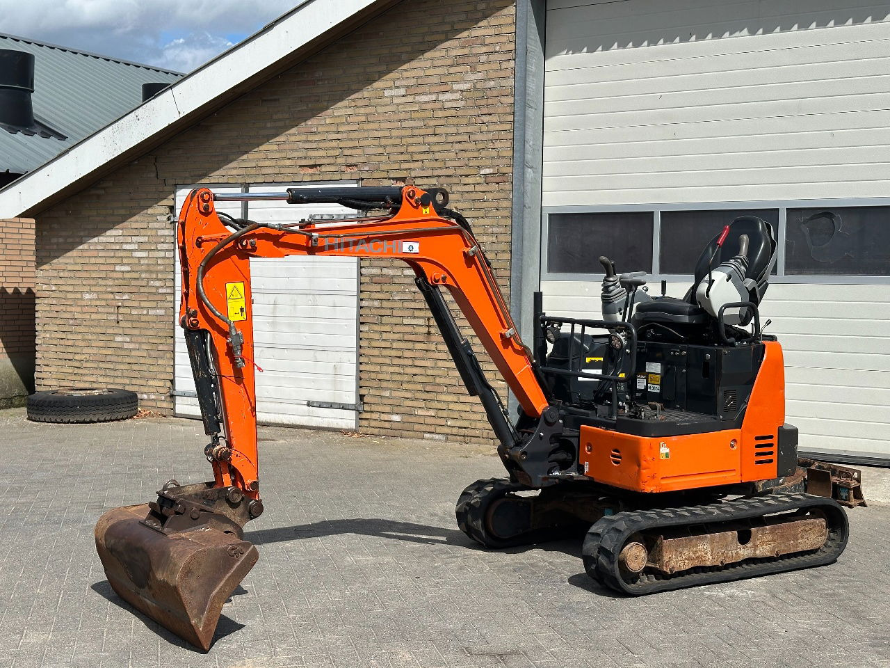 Hitachi ZX19U-6 YR - Mini escavadeira: foto 1 Hitachi ZX19U-6 YR - Mini escavadeira: foto 1