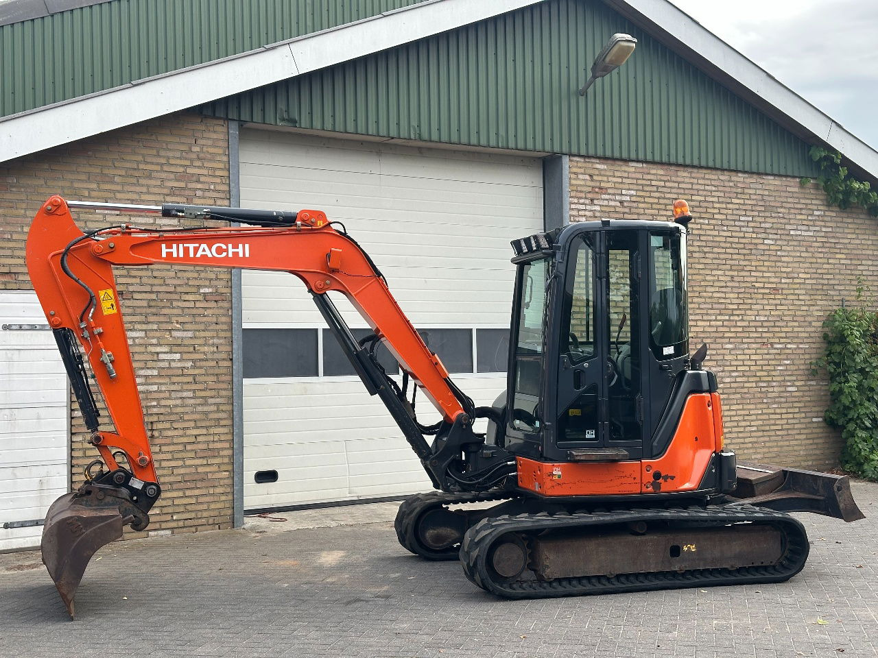 Hitachi ZX52U-3 CLR - Mini escavadeira: foto 1 Hitachi ZX52U-3 CLR - Mini escavadeira: foto 1