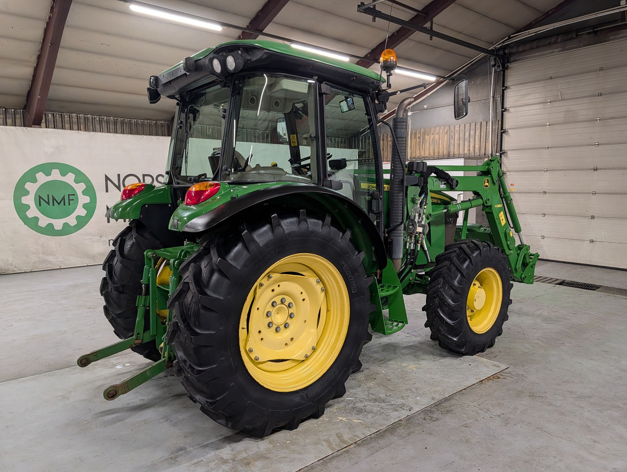 John Deere 5085M - Trator: foto 5 John Deere 5085M - Trator: foto 5