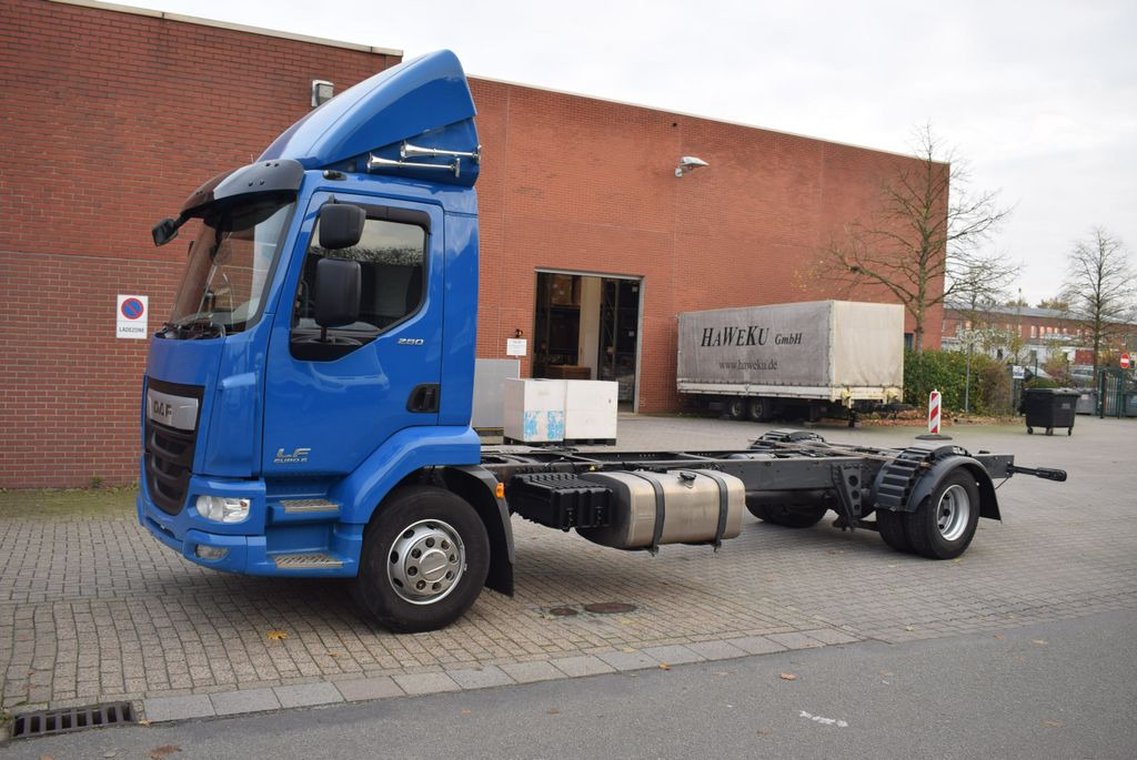 DAF LF 280 Fahrgestell Klima Navi 8-Gang ACC AHK - Caminhão chassi: foto 2 DAF LF 280 Fahrgestell Klima Navi 8-Gang ACC AHK - Caminhão chassi: foto 2