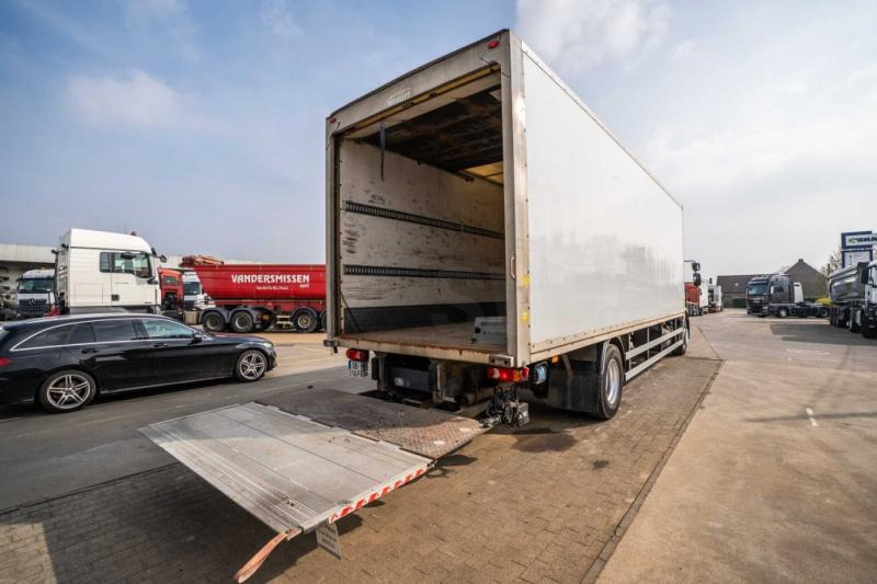 Fotografia de interior 1: Caminhão furgão Renault MIDLUM 270 DXI (18t.)