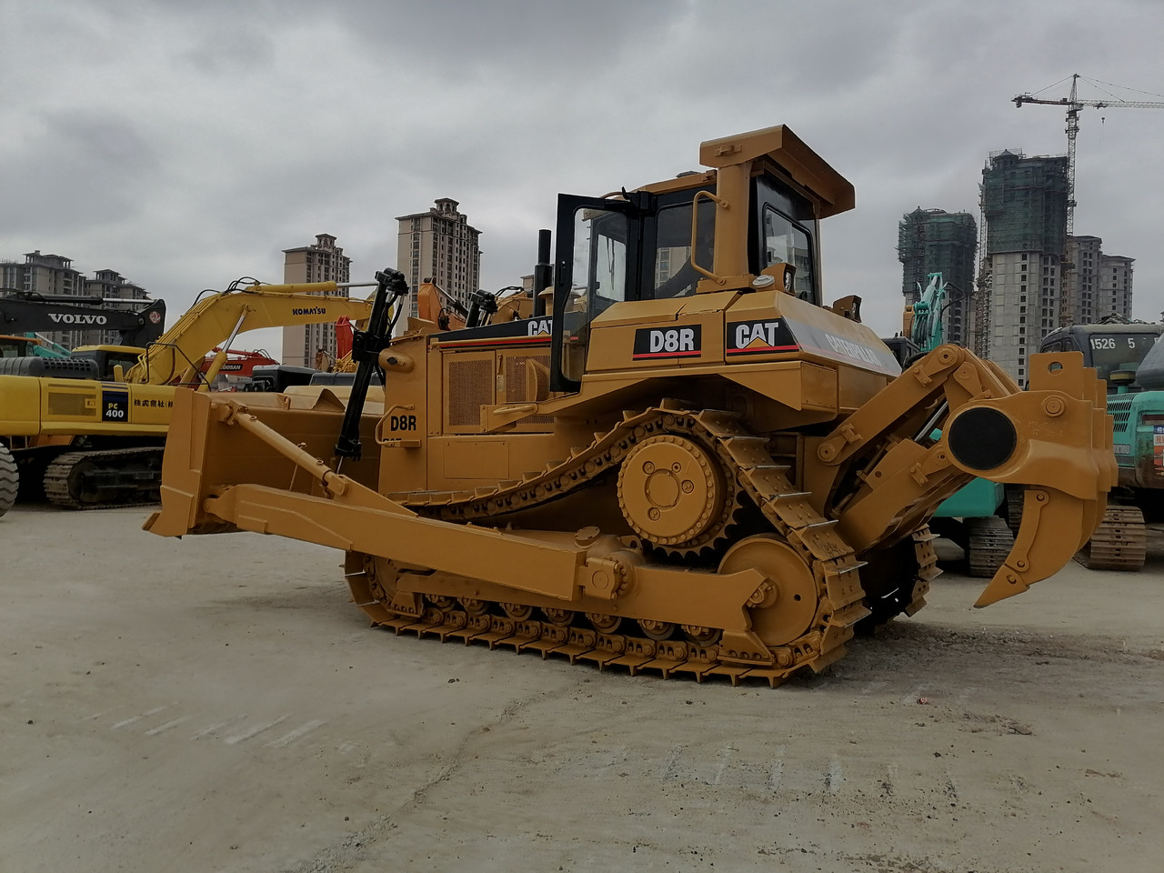 CATERPILLAR D8R - Buldôzer: foto 1 CATERPILLAR D8R - Buldôzer: foto 1