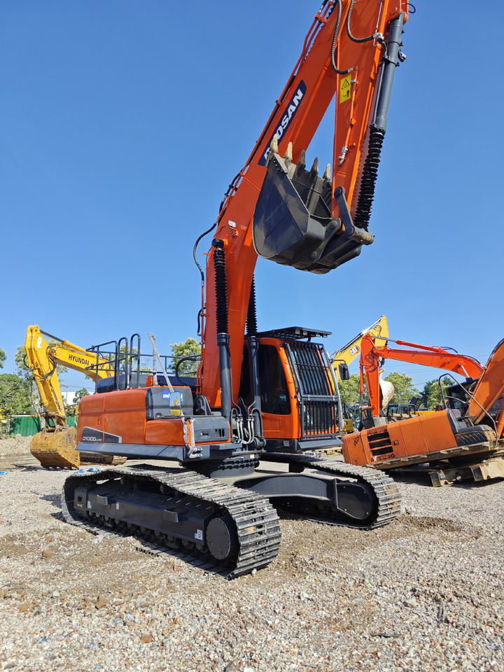 DOOSAN DX300 used excavator - Guindaste móvel: foto 1 DOOSAN DX300 used excavator - Guindaste móvel: foto 1