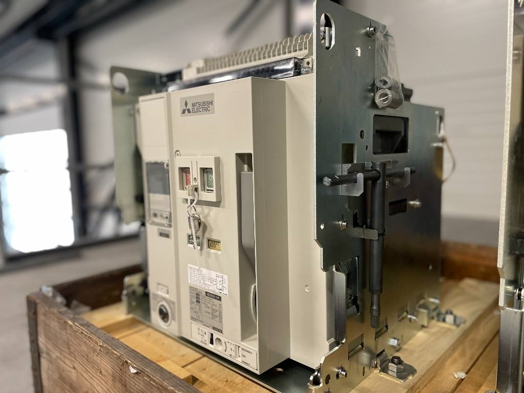 Mitsubishi Circuit breaker 2500A - AE2500-SW 3P - DPX-12648  - Máquina de construção: foto 5 Mitsubishi Circuit breaker 2500A - AE2500-SW 3P - DPX-12648  - Máquina de construção: foto 5