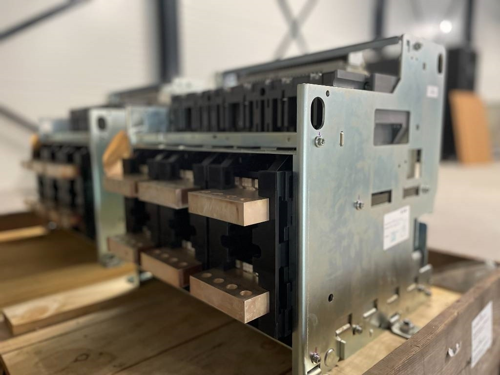Mitsubishi Circuit breaker 2500A - AE2500-SW 3P - DPX-12648  - Máquina de construção: foto 3 Mitsubishi Circuit breaker 2500A - AE2500-SW 3P - DPX-12648  - Máquina de construção: foto 3