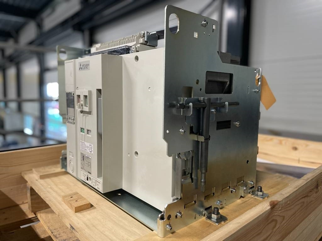 Mitsubishi Circuit breaker 4000A - AE4000-SWA 4P - DPX-12648  - Máquina de construção: foto 5 Mitsubishi Circuit breaker 4000A - AE4000-SWA 4P - DPX-12648  - Máquina de construção: foto 5