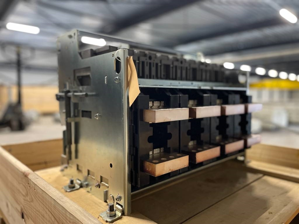 Mitsubishi Circuit breaker 4000A - AE4000-SWA 4P - DPX-12648  - Máquina de construção: foto 4 Mitsubishi Circuit breaker 4000A - AE4000-SWA 4P - DPX-12648  - Máquina de construção: foto 4