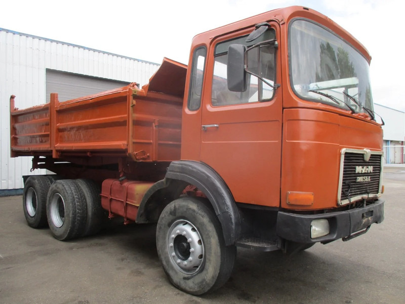 MAN 26.321 6x4 , 3 way tipper , ZF Manual , Spring suspension - Caminhão basculante: foto 4 MAN 26.321 6x4 , 3 way tipper , ZF Manual , Spring suspension - Caminhão basculante: foto 4