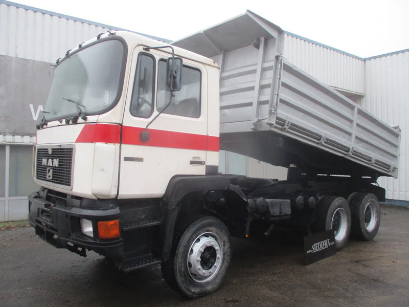 MAN 26 322 ZF Manual , 6x4 , 3 way tipper , Spring suspension - Caminhão basculante: foto 1 MAN 26 322 ZF Manual , 6x4 , 3 way tipper , Spring suspension - Caminhão basculante: foto 1