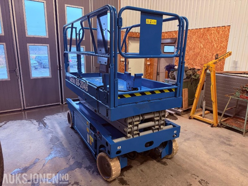 2000 Genie GS-2046 - Sakselift - 1961kg - Uttrekk barplate - Plataforma aérea: foto 3 2000 Genie GS-2046 - Sakselift - 1961kg - Uttrekk barplate - Plataforma aérea: foto 3