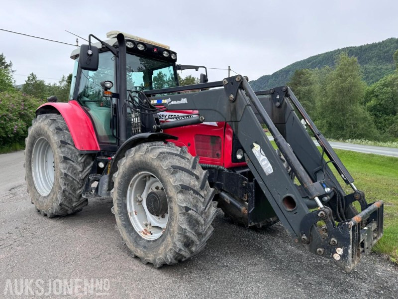 2004 Massey Ferguson 6480 Dynashift - Frontlaster med hydraulisk redskapslås - Fronthydraulikk - 40 km - Fjærende hytte - tredje funksjon - Trator: foto 3 2004 Massey Ferguson 6480 Dynashift - Frontlaster med hydraulisk redskapslås - Fronthydraulikk - 40 km - Fjærende hytte - tredje funksjon - Trator: foto 3