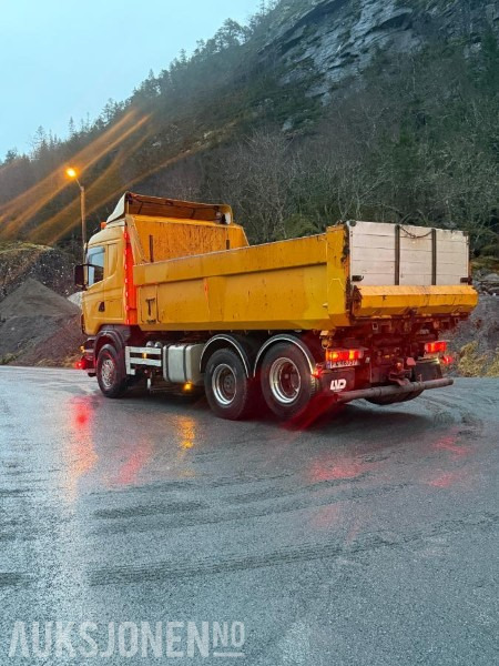 2005 Scania R500 CB 6X2 HNZ med underliggende skjær og brøytehydraulikk - Caminhão basculante: foto 2 2005 Scania R500 CB 6X2 HNZ med underliggende skjær og brøytehydraulikk - Caminhão basculante: foto 2