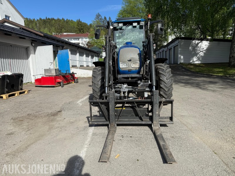 2005 Valtra A85 traktor med frontlaster, snøfres, snøskjær, gafler, skuffe, gruskasse og feieaggregat - Trator: foto 2 2005 Valtra A85 traktor med frontlaster, snøfres, snøskjær, gafler, skuffe, gruskasse og feieaggregat - Trator: foto 2